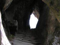 インカトレイルの岩に掘られたトンネル